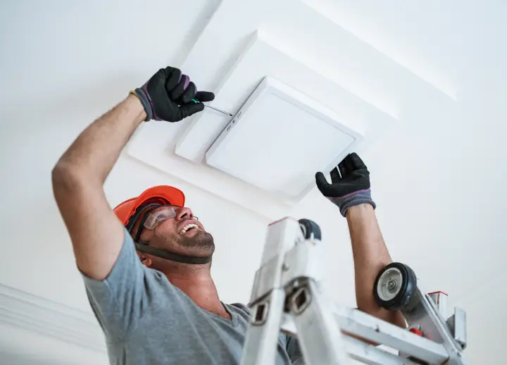 Trucos como luces led, sensores de movimiento o temporizadores te ayudarán a ahorrar en tu factrua de luz de CCPP